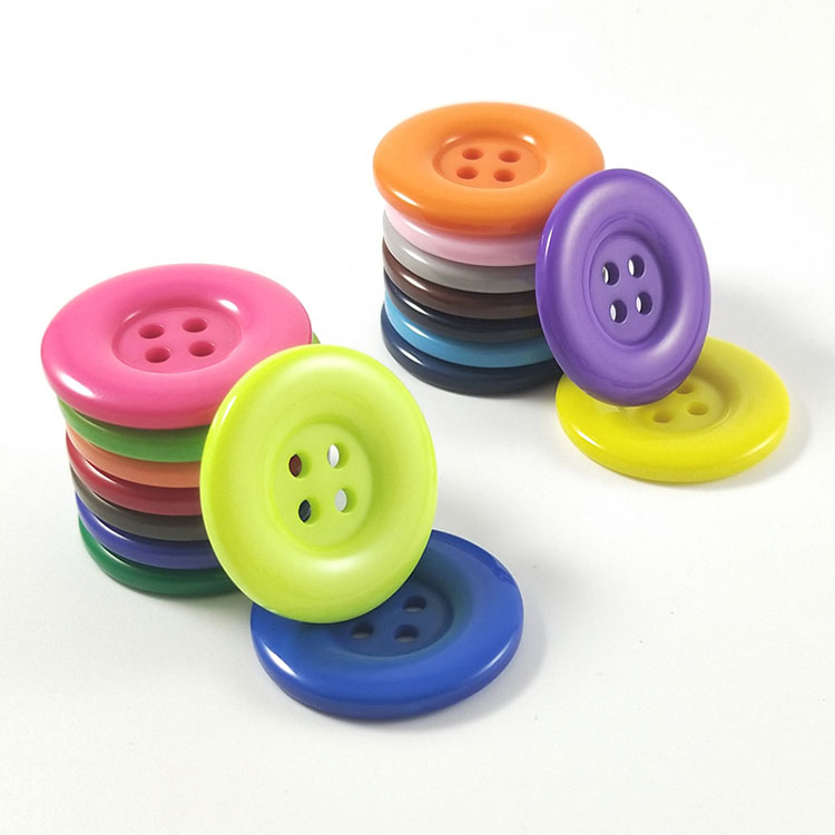 Vad är skillnaderna mellan hartsknappar och plastknappar?