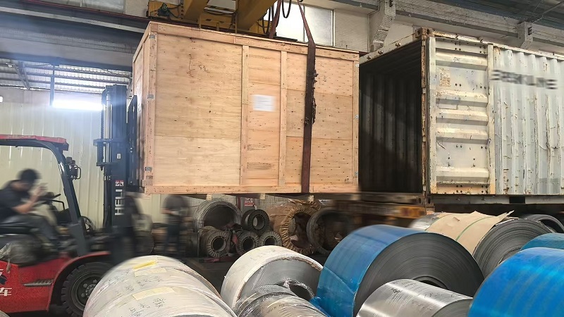 Uppdatering av fabriksförsändelsen: Lastning av gaffeltruckar och säker leverans